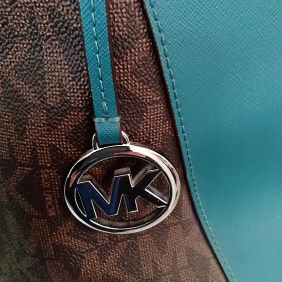 Michael kors purse - Picture 3 of 11
